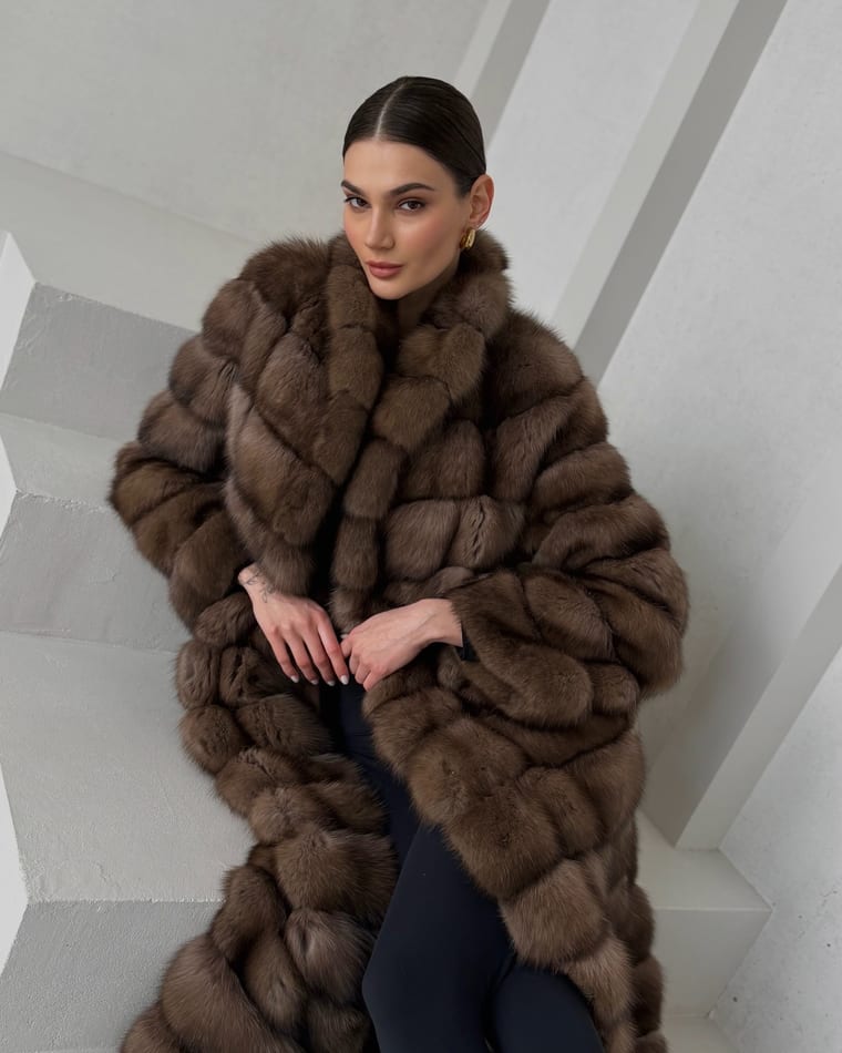 Sable collection 💎
Premium line of our shop 🤍
Неймовірно розкішна шуба з хутра Баргузинського Соболя у відтінку Lavander❤️🔥
Довжина максі і розкішний англійський комір💋
Виробник Греція🇬🇷
Постачання 2026 року‼️