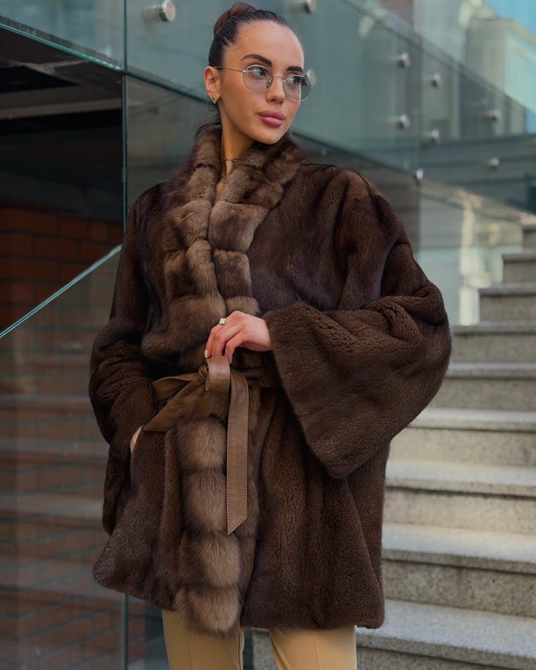 New line❤️🔥
Неймовірна лінійка шуб з аукціону вже чекає на вас в магазині 💋
Поєднання хутра норки найвищої якості з неймовірним соболем робить виріб ексклюзивним 🤍
Фасон підійде на будь яку фігуру🌸
🔝KASTORIA -