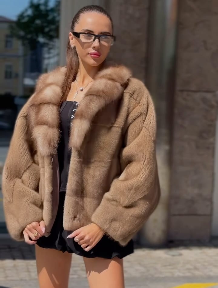 Неймовірна модель полушубка з хутра норки❤️
Колекція 2026🔥🔥🔥
Прикрашений неймовірним коміром з хутра куниці💋
Виробник Греція ✅
Є інші відтінки 🌸
🔝KASTORIA - перший в Україні офіційний член асоціації GREECFUR 🇺